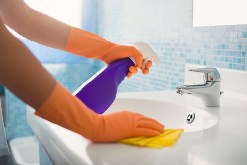 Thorough Finchley deep cleaning focused on bathroom tiles and fixtures